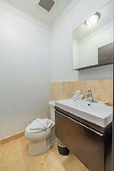 Beautiful 1BR Condo w Large Balcony in Palm Beach