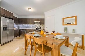 Beautiful 1BR Condo w Large Balcony in Palm Beach