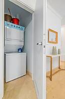 Beautiful 1BR Condo w Large Balcony in Palm Beach