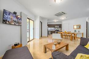 Beautiful 1BR Condo w Large Balcony in Palm Beach