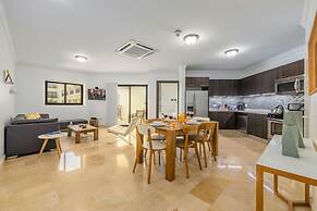 Beautiful 1BR Condo w Large Balcony in Palm Beach