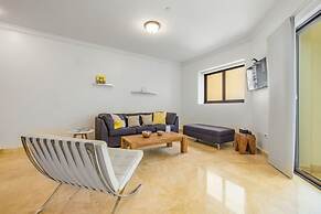 Beautiful 1BR Condo w Large Balcony in Palm Beach