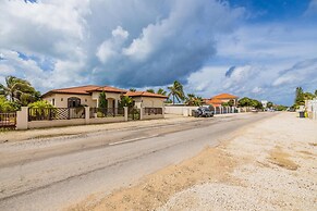 4BR Villa Short Walk to Beach in Amazing Location