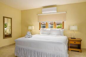 4BR Villa Short Walk to Beach in Amazing Location