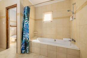 4BR Villa Short Walk to Beach in Amazing Location