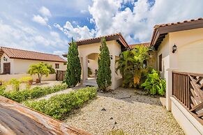 4BR Villa Short Walk to Beach in Amazing Location