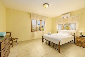 4BR Villa Short Walk to Beach in Amazing Location