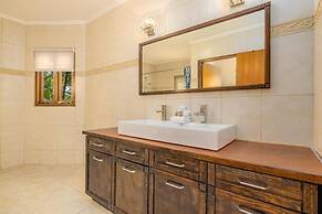 4BR Villa Short Walk to Beach in Amazing Location