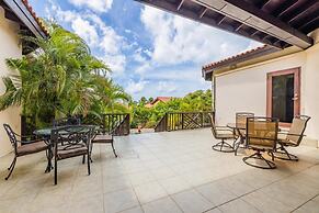 4BR Villa Short Walk to Beach in Amazing Location