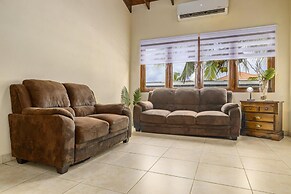 4BR Villa Short Walk to Beach in Amazing Location