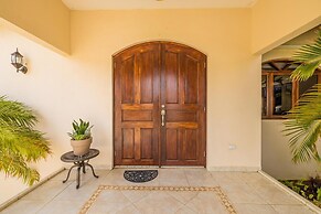 4BR Villa Short Walk to Beach in Amazing Location