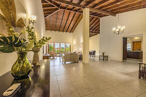 4BR Villa Short Walk to Beach in Amazing Location