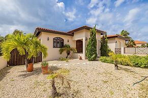 4BR Villa Short Walk to Beach in Amazing Location