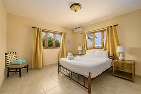 4BR Villa Short Walk to Beach in Amazing Location