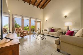 4BR Villa Short Walk to Beach in Amazing Location