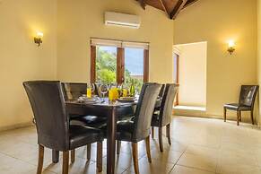 4BR Villa Short Walk to Beach in Amazing Location