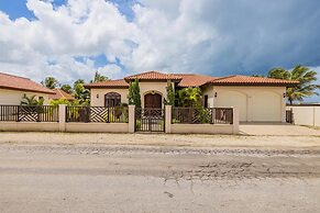 4BR Villa Short Walk to Beach in Amazing Location