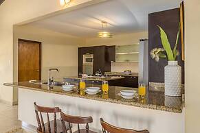 4BR Villa Short Walk to Beach in Amazing Location