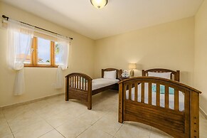 4BR Villa Short Walk to Beach in Amazing Location