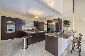 4BR Villa Short Walk to Beach in Amazing Location