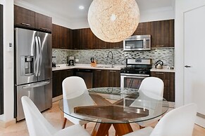 Amazing 1BR 2BA Condo Great Location w Pool GYM