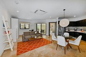 Amazing 1BR 2BA Condo Great Location w Pool GYM