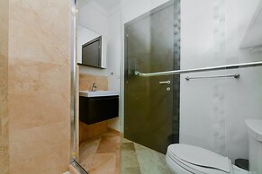 Amazing 1BR 2BA Condo Great Location w Pool GYM