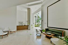 Amazing 1BR 2BA Condo Great Location w Pool GYM