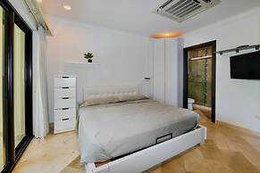 Amazing 1BR 2BA Condo Great Location w Pool GYM