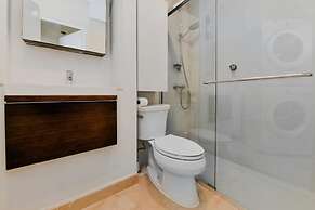 Amazing 1BR 2BA Condo Great Location w Pool GYM