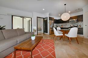 Amazing 1BR 2BA Condo Great Location w Pool GYM