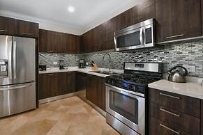 Amazing 1BR 2BA Condo Great Location w Pool GYM