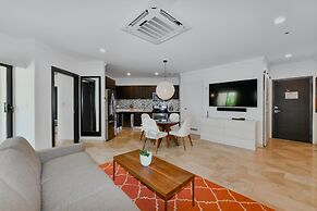 Amazing 1BR 2BA Condo Great Location w Pool GYM