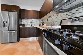 Amazing 1BR 2BA Condo Great Location w Pool GYM