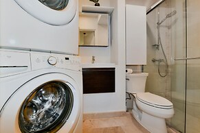 Amazing 1BR 2BA Condo Great Location w Pool GYM