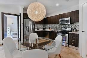 Amazing 1BR 2BA Condo Great Location w Pool GYM