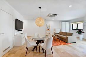 Amazing 1BR 2BA Condo Great Location w Pool GYM