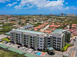 Amazing 1BR 2BA Condo Great Location w Pool GYM