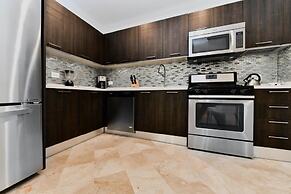 Amazing 1BR 2BA Condo Great Location w Pool GYM