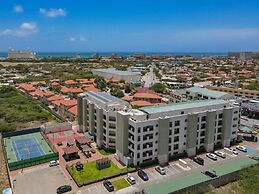 Amazing 1BR 2BA Condo Great Location w Pool GYM