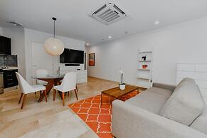 Amazing 1BR 2BA Condo Great Location w Pool GYM