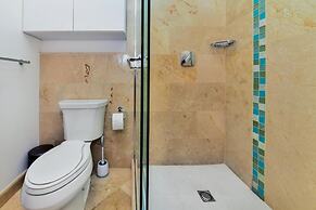 Amazing 1BR 2BA Condo Great Location w Pool GYM