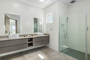 NEW 6 Bedroom Villa 2min Eagle Beach Palm Beach