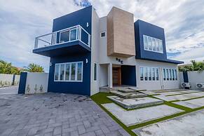 NEW 6 Bedroom Villa 2min Eagle Beach Palm Beach