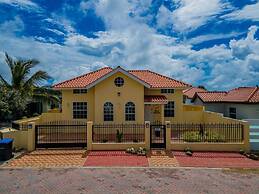 Cute Cozy 3BR Great Location