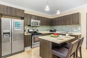 Amazing 2BR 2BA Condo Great Location w Pool GYM