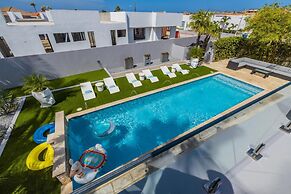 Unique Modern 4BR w Large Private Pool Mini Golf