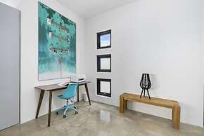 Unique Modern 4BR w Large Private Pool Mini Golf