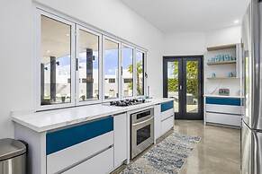 Unique Modern 4BR w Large Private Pool Mini Golf