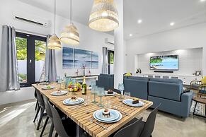 Unique Modern 4BR w Large Private Pool Mini Golf